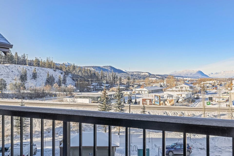 Ridgeview Retreat 2BR Den with Hot Tub Sleeps 7 Apartment in Invermere