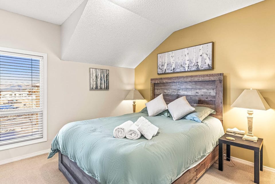 Ridgeview Retreat 2BR Den with Hot Tub Sleeps 7 Apartment in Invermere
