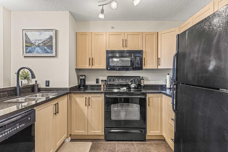 Ridgeview Retreat 2BR Den with Hot Tub Sleeps 7 Apartment in Invermere