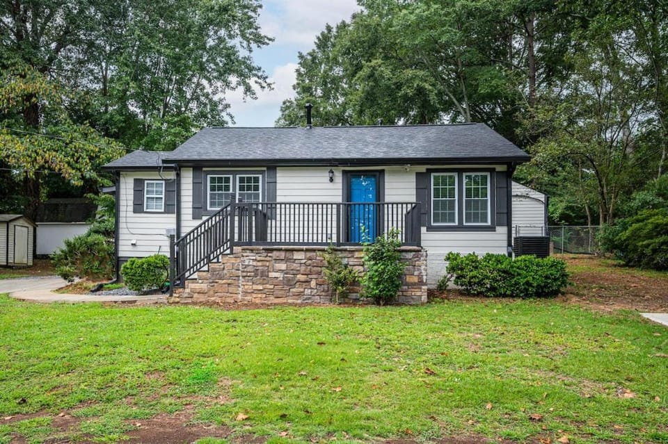 15 Min to ATL Braves - 5BR-3BA Art Deco - Sleeps 12 House in Marietta