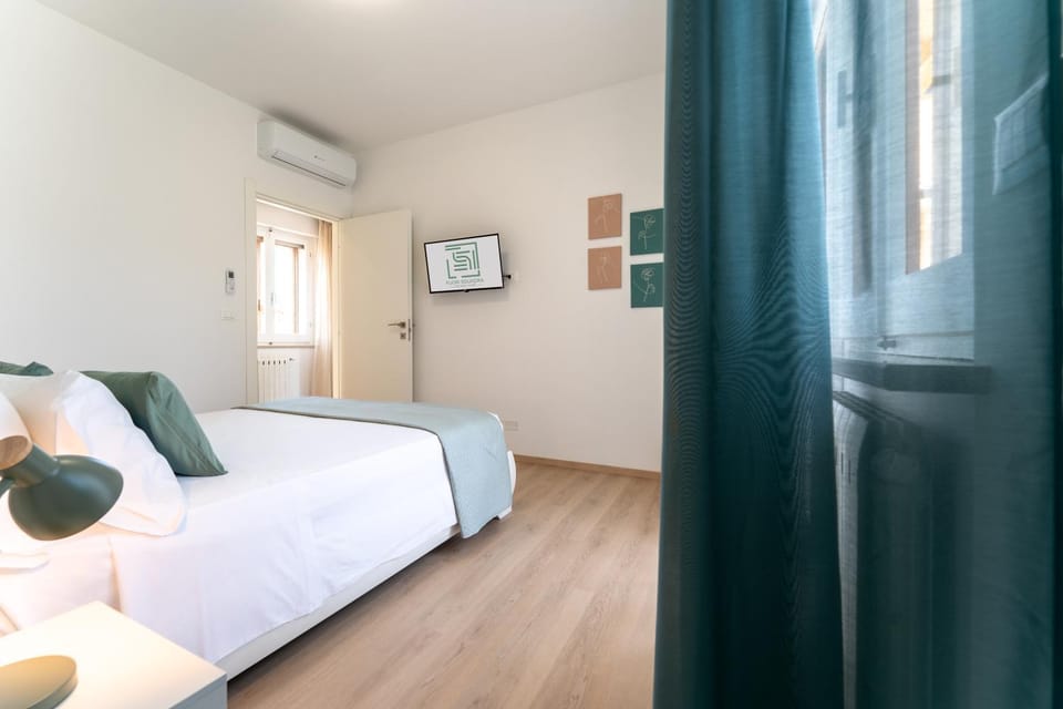 Bed, TV and multimedia, Balcony/Terrace, Bedroom, flat iron, heating, internet, wardrobe, air conditioner