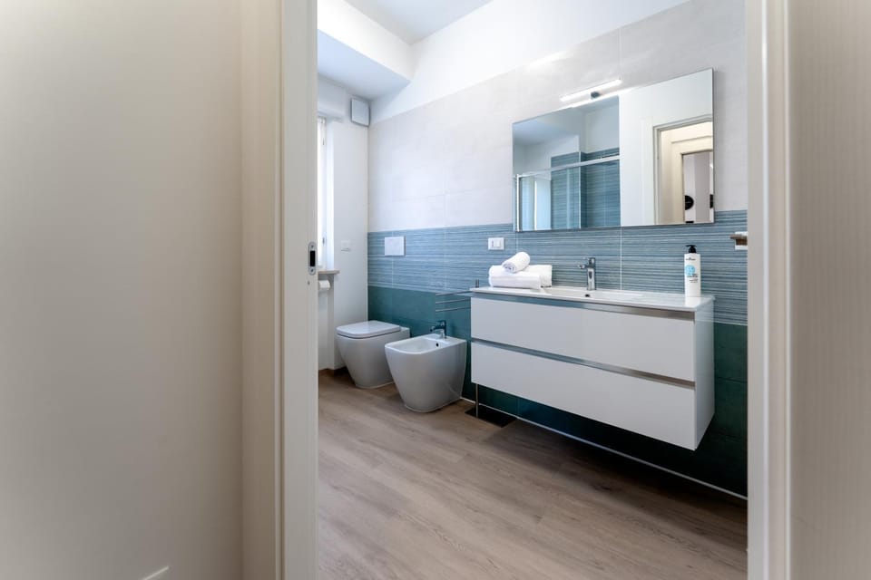 Shower, Toilet, Bathroom, bidet, hair dryier, heating, towels