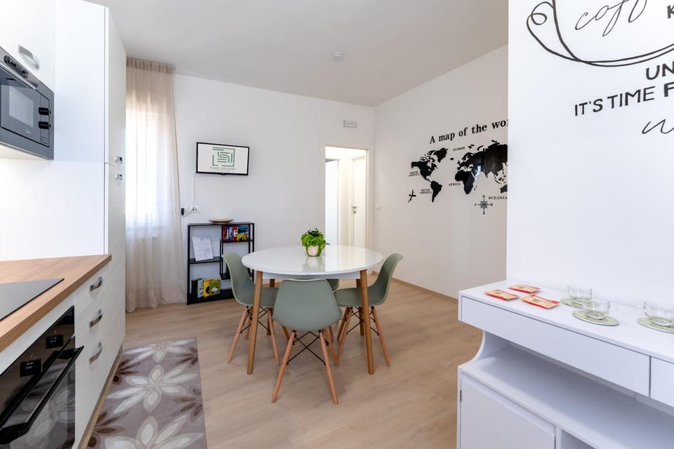 Library, TV and multimedia, Coffee/tea facilities, Kitchen or kitchenette, Dining area, dishwasher, heating, internet, microwave, oven, stove, kitchen, air conditioner