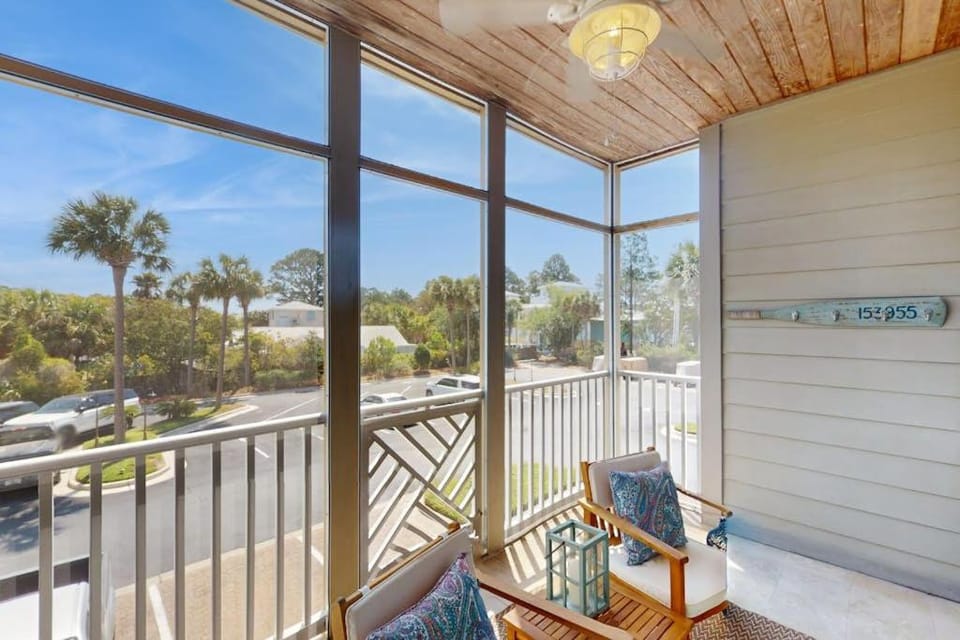 Stylish condo with screened balcony pool & tennis - near beach House in South Walton County