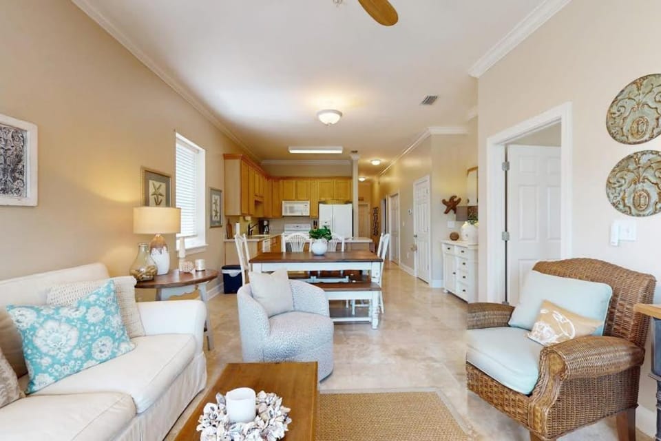 Stylish condo with screened balcony pool & tennis - near beach House in South Walton County