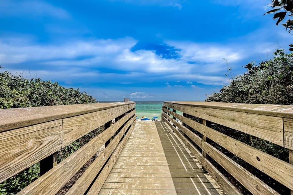 Gorgeous coastal condo with shared pool and private balcony House in South Walton County