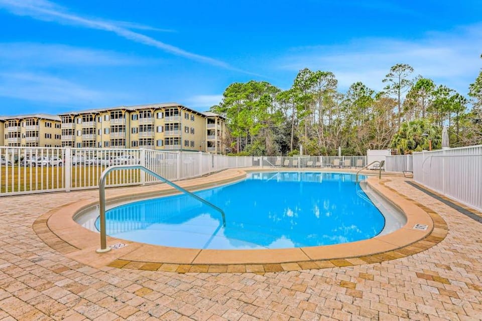 Gorgeous coastal condo with shared pool and private balcony House in South Walton County