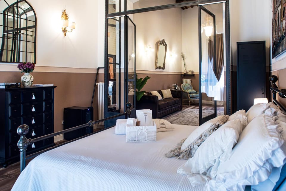Seating area, Bedroom, towels