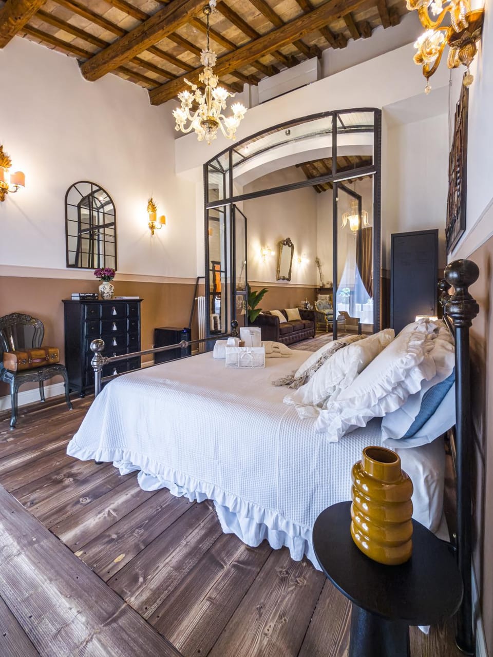 Bed, Photo of the whole room, Seating area, Bedroom
