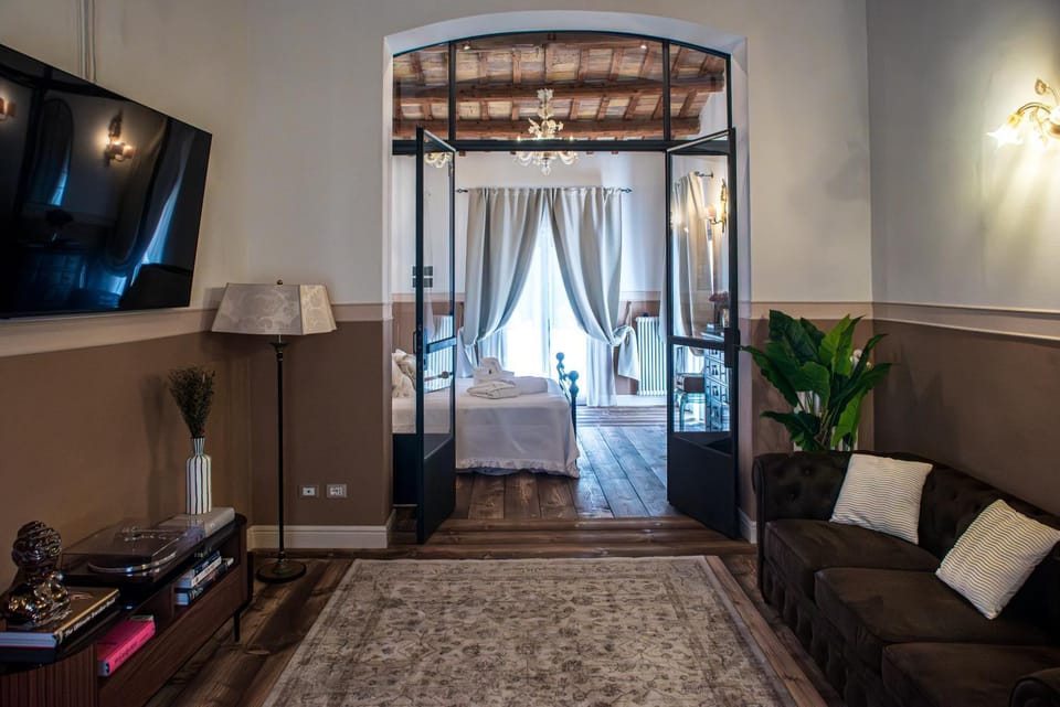 Bed, TV and multimedia, Living room
