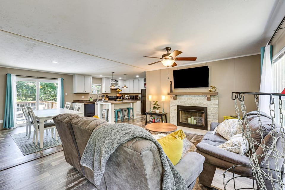 It's Our Pleasure! Lake Escape w/ Boat Ramp House in Lake Gaston
