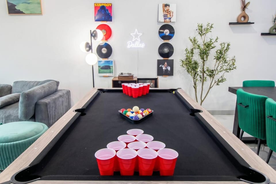 Billiard, Game Room, Living room, Seating area