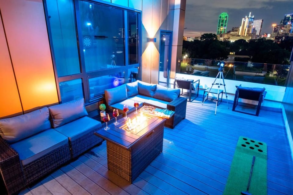 Patio, Communal lounge/ TV room, View (from property/room), Balcony/Terrace, Living room, Seating area, Evening entertainment, City view, Pool view, Drinks