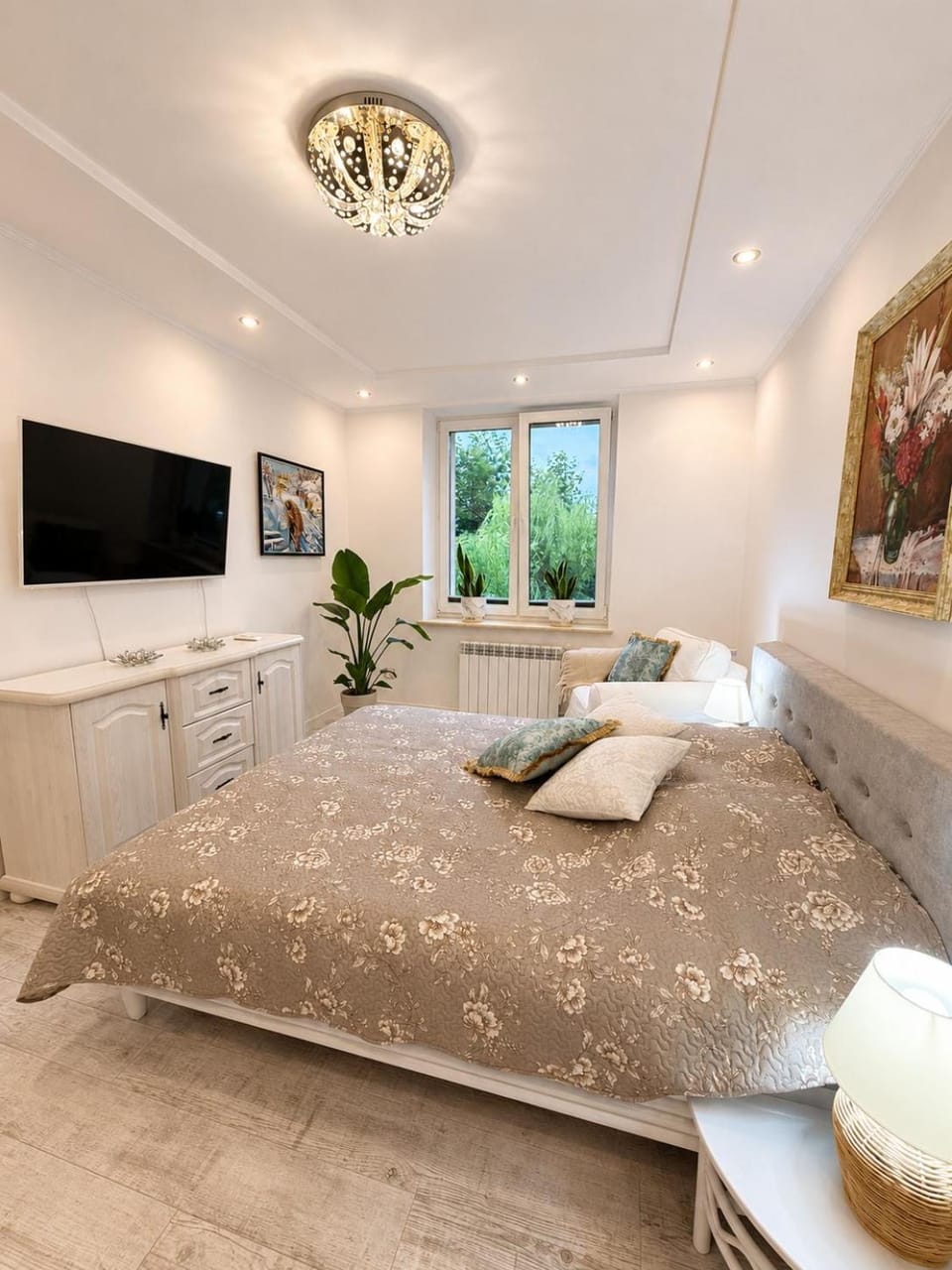 Bed, TV and multimedia, Photo of the whole room, Bedroom