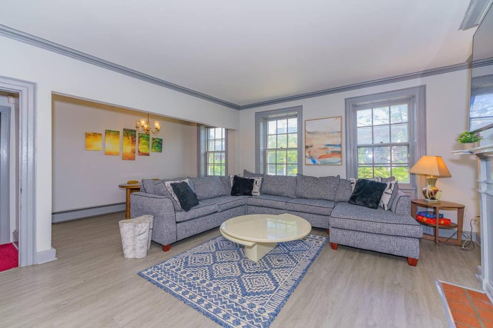 Massive 4BD/3BA 2-Fl Townhouse Apt Downtown Albany Apartment in Albany