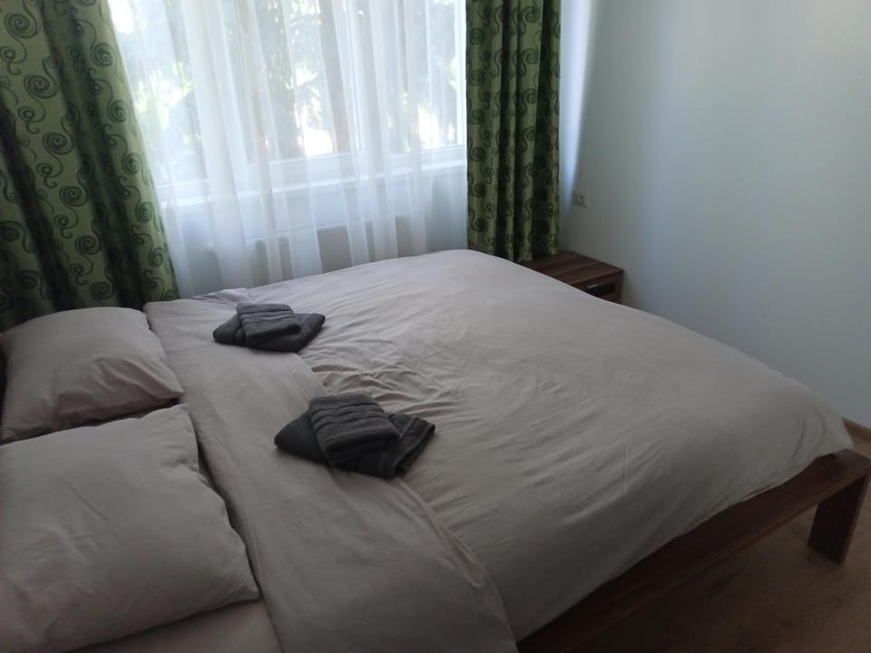 Bed, Bedroom, towels