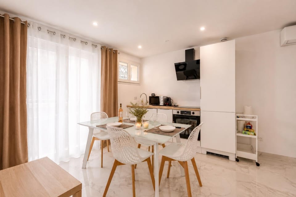 appartement entièrement rénové ,central, près du port et des plages Apartment in French Riviera