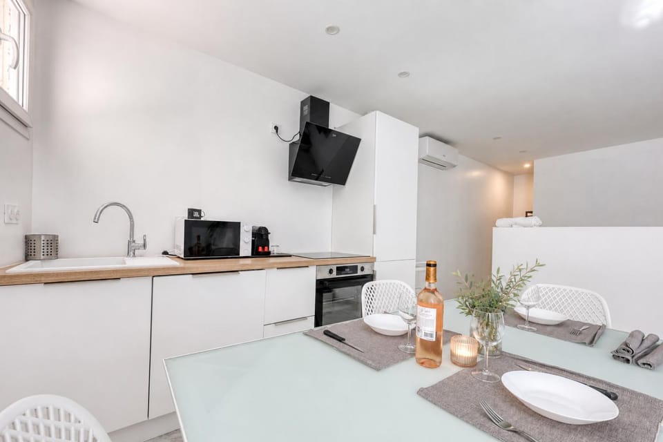 appartement entièrement rénové ,central, près du port et des plages Apartment in French Riviera