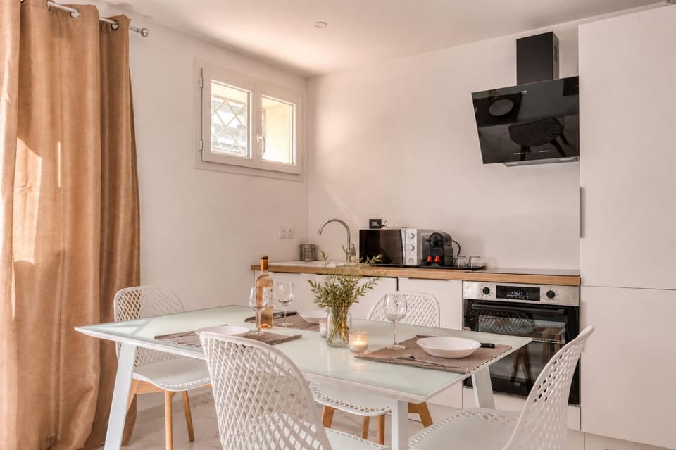 appartement entièrement rénové ,central, près du port et des plages Apartment in French Riviera