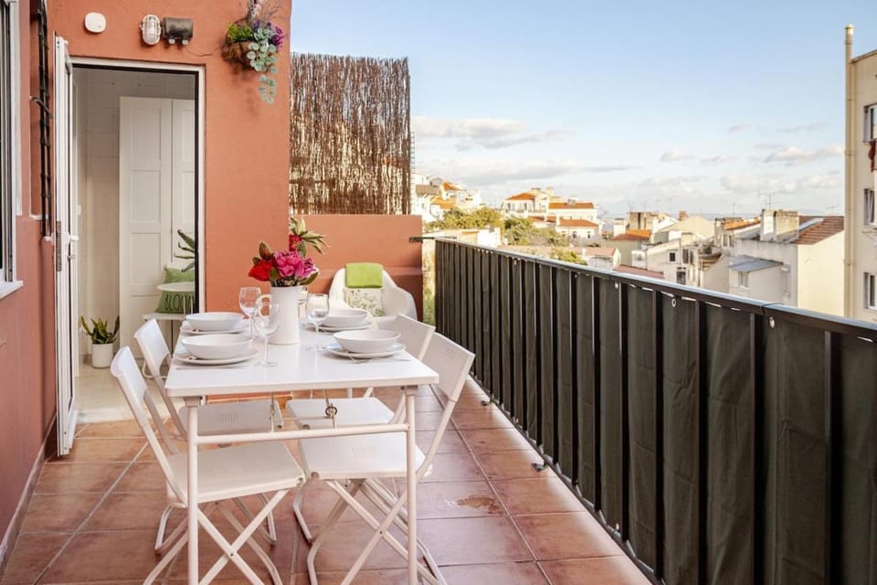View (from property/room), Balcony/Terrace, Dining area, City view