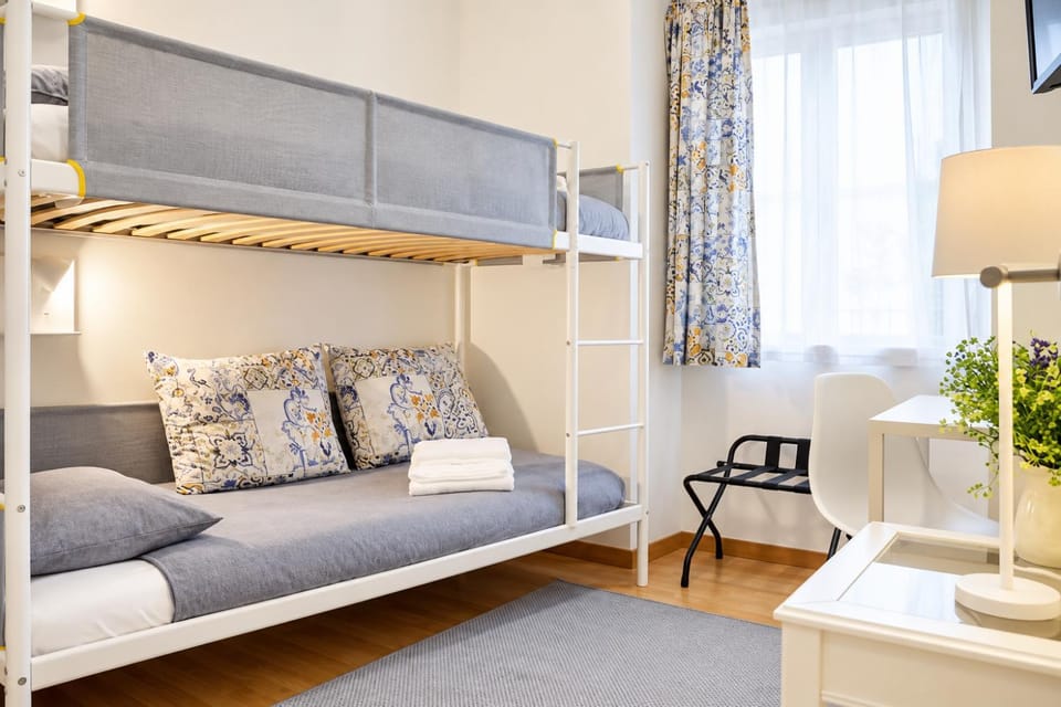 Bedroom, bunk bed