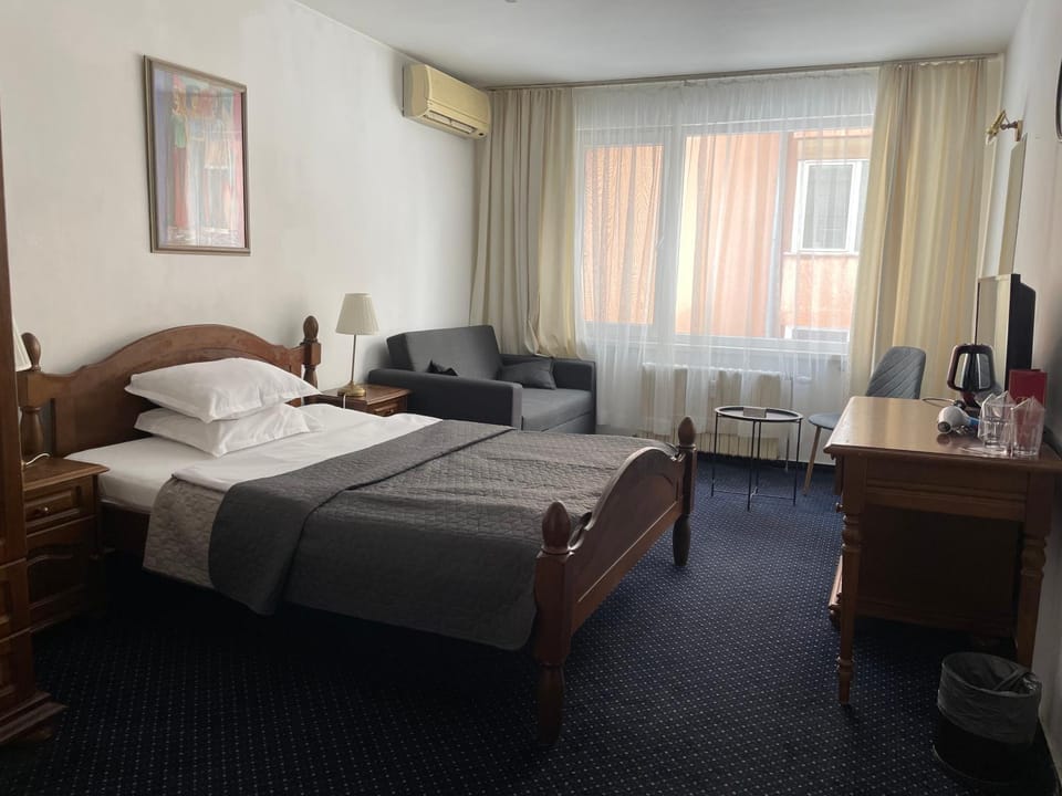 Bed, Seating area, Bedroom