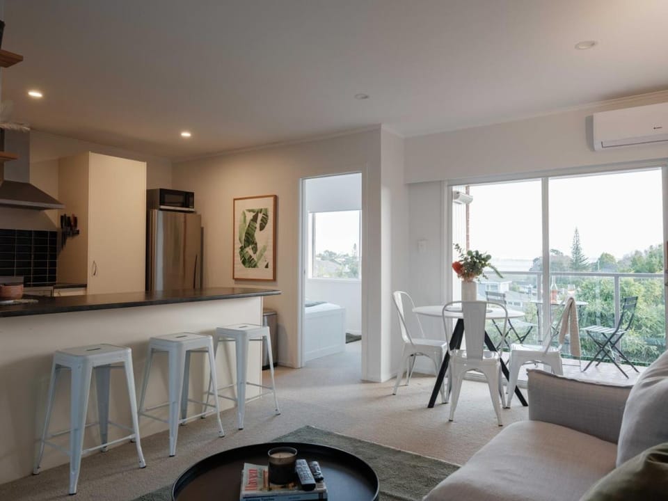 Balcony/Terrace, Kitchen or kitchenette, Living room, Seating area, Dining area