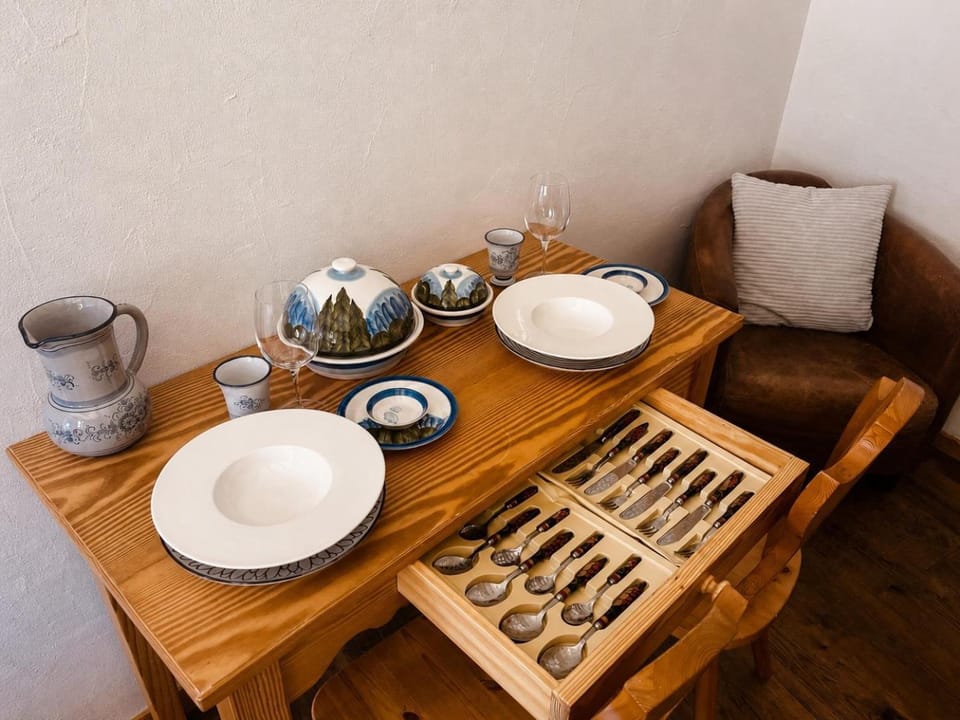 Living room, Decorative detail, Seating area, Dining area