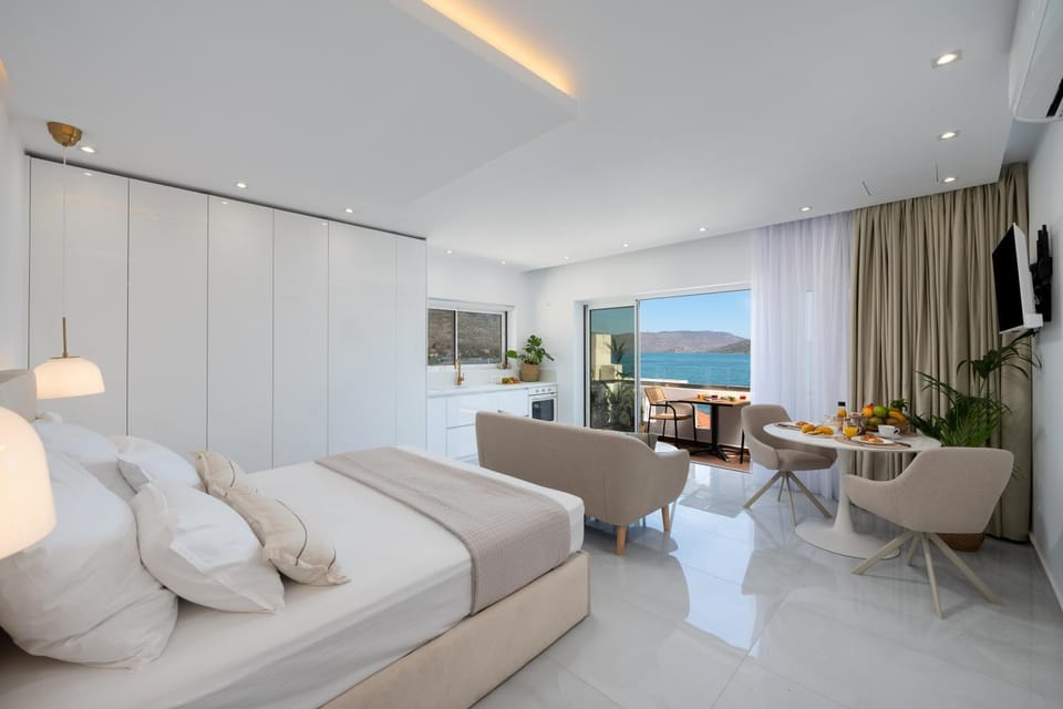 Bed, Seating area, Dining area