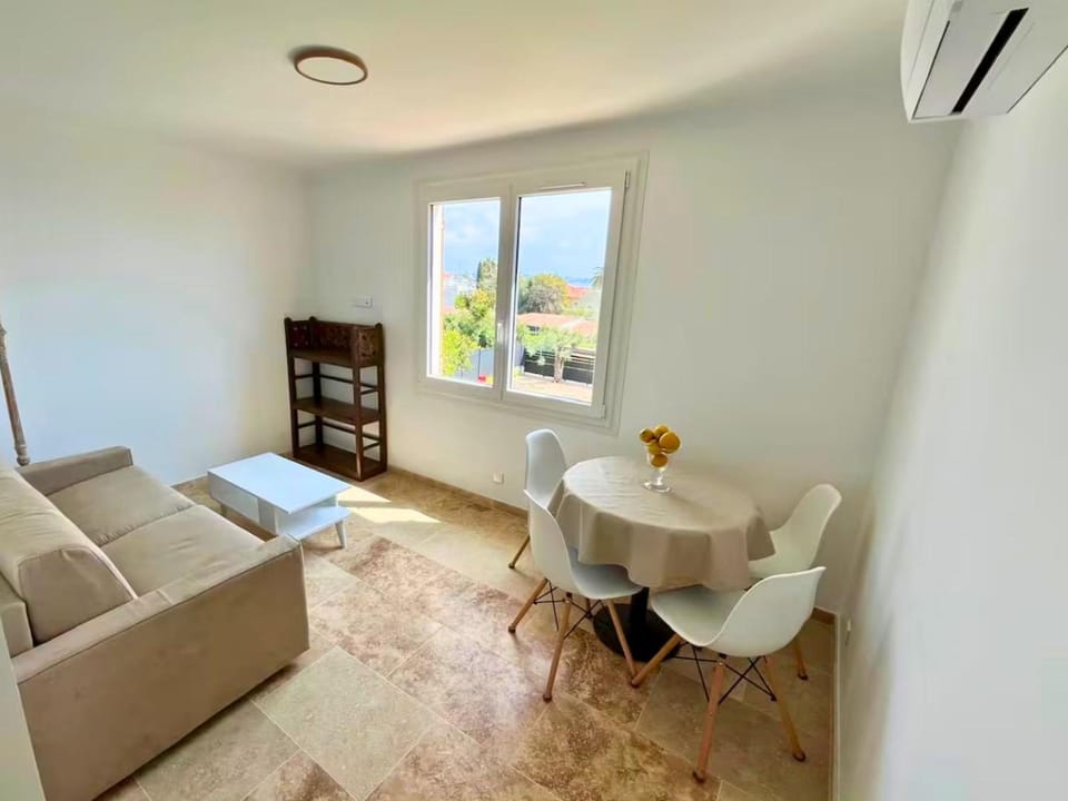 Seating area, Dining area, air conditioner
