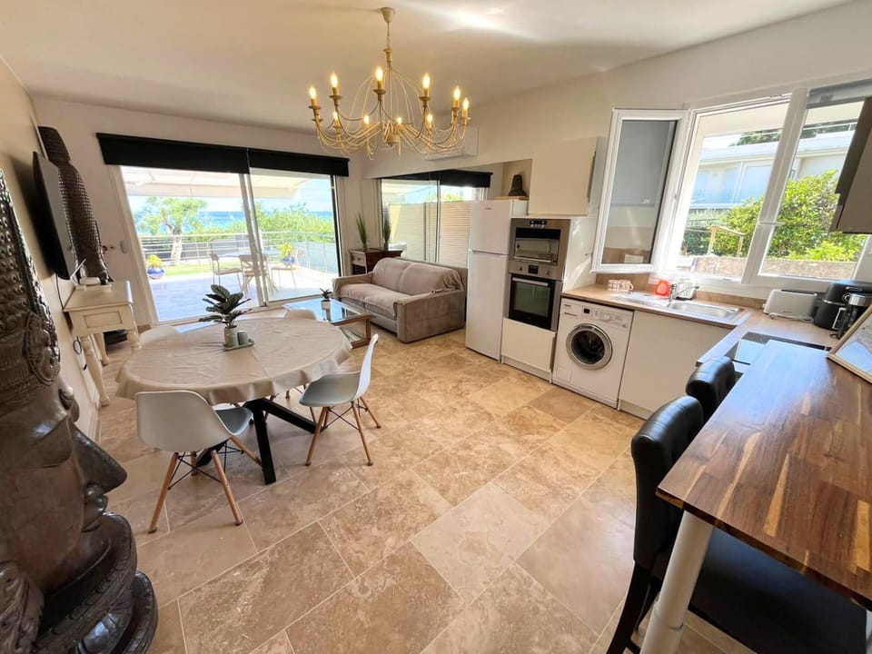 Kitchen or kitchenette, Living room, Seating area, Dining area, oven, stove