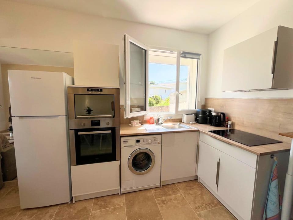 Coffee/tea facilities, Kitchen or kitchenette, oven, stove, toaster, washing machine