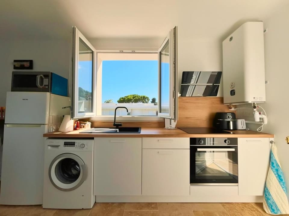 Coffee/tea facilities, Kitchen or kitchenette, microwave, oven, toaster, washing machine