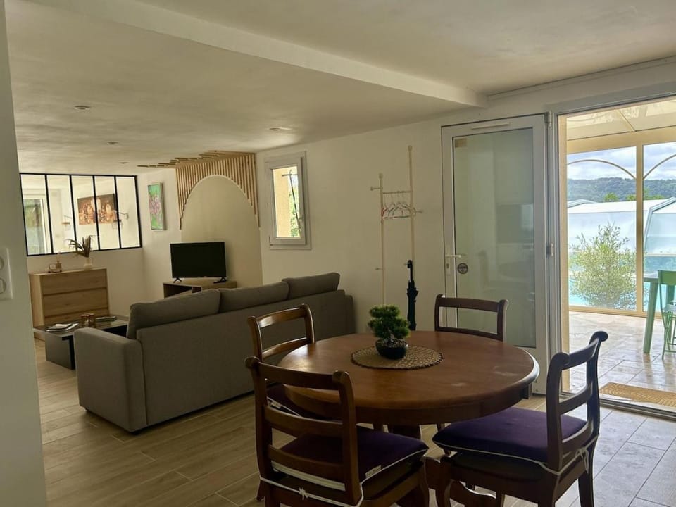 Communal lounge/ TV room, TV and multimedia, Living room, Dining area