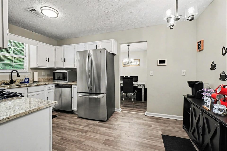 The FIFA Fan Retreat - Minutes from Airport Sleeps 6 House in Riverdale