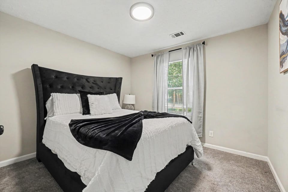The FIFA Fan Retreat - Minutes from Airport Sleeps 6 House in Riverdale