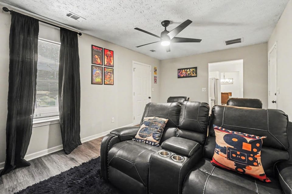 The FIFA Fan Retreat - Minutes from Airport Sleeps 6 House in Riverdale