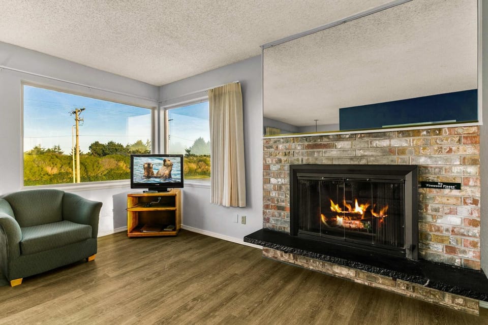 2-Bedroom Condo with King Bed and Fireplace - Pool Hot Tub and Game Room Access House in Ocean Shores