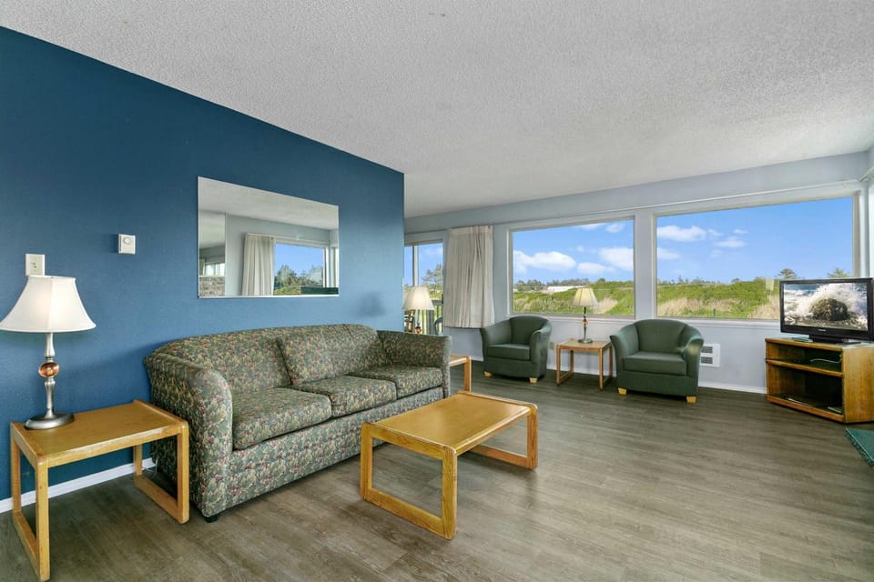 2-Bedroom Condo with King Bed and Fireplace - Pool Hot Tub and Game Room Access House in Ocean Shores