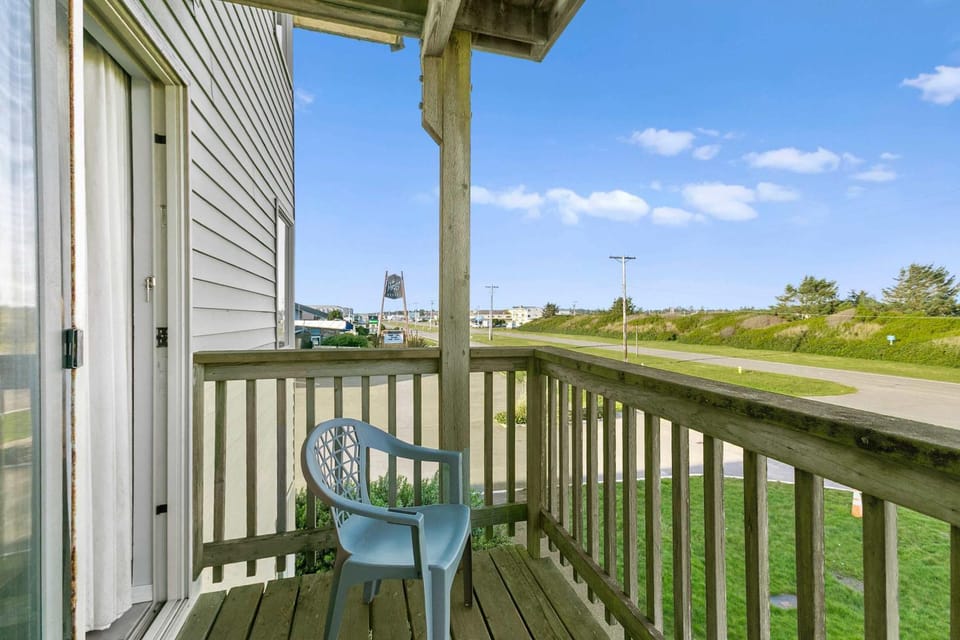 2-Bedroom Condo with King Bed and Fireplace - Pool Hot Tub and Game Room Access House in Ocean Shores