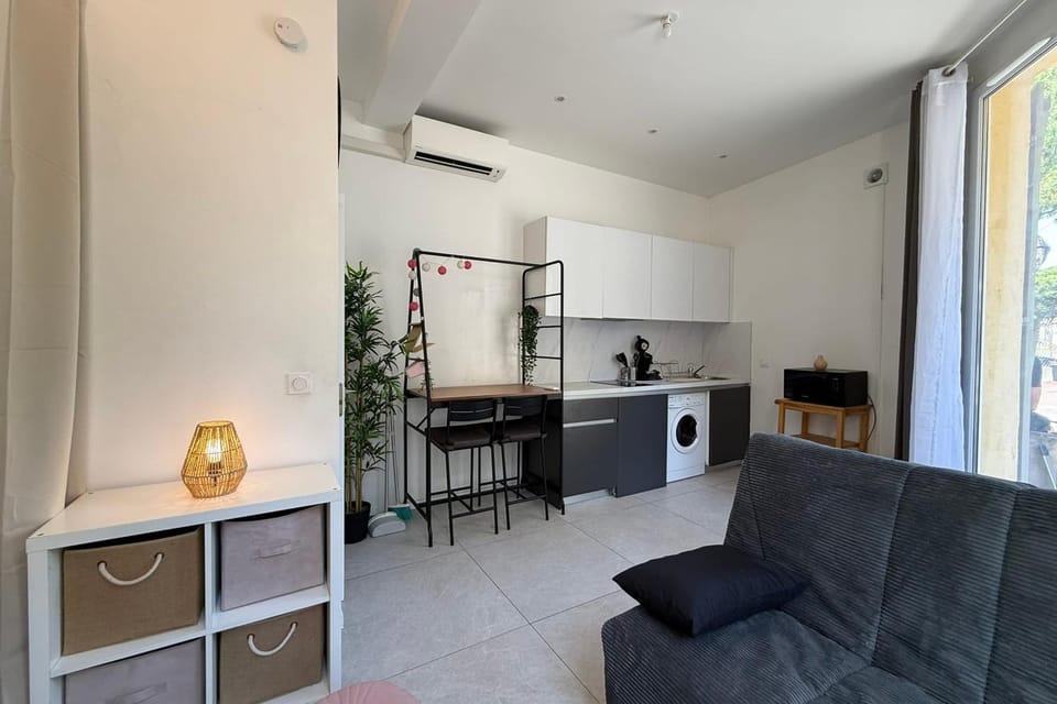 Studio 18m rénové RDC proche commerces & bus Apartment in Antibes