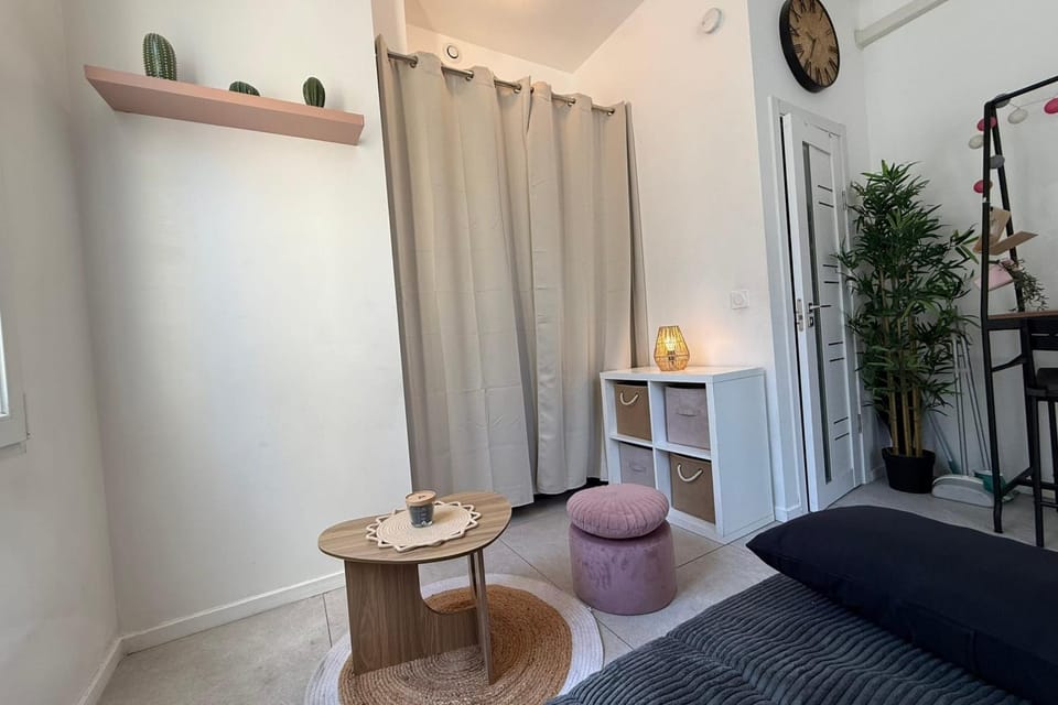 Studio 18m rénové RDC proche commerces & bus Apartment in Antibes