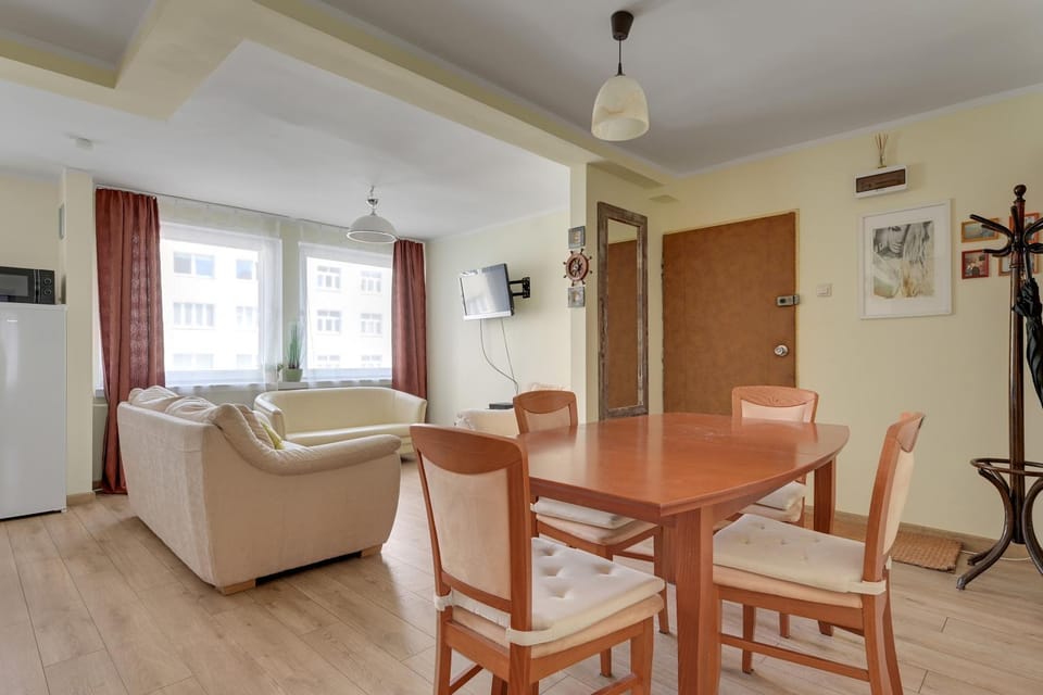 Kitchen or kitchenette, Living room, Seating area, Dining area, oven