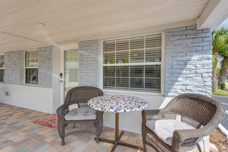 Walk to Ocean! Couples Getaway in Madeira Beach House in Madeira Beach