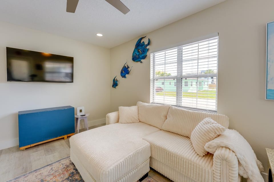 Walk to Ocean! Couples Getaway in Madeira Beach House in Madeira Beach