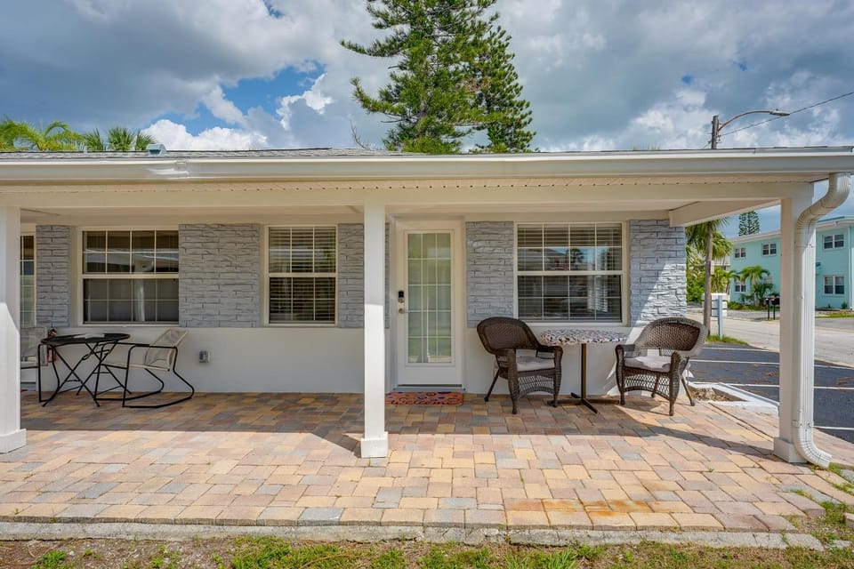Walk to Ocean! Couples Getaway in Madeira Beach House in Madeira Beach