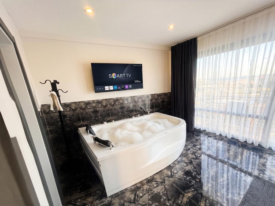 Hot Tub, TV and multimedia, Spa and wellness centre/facilities, Decorative detail, Bath
