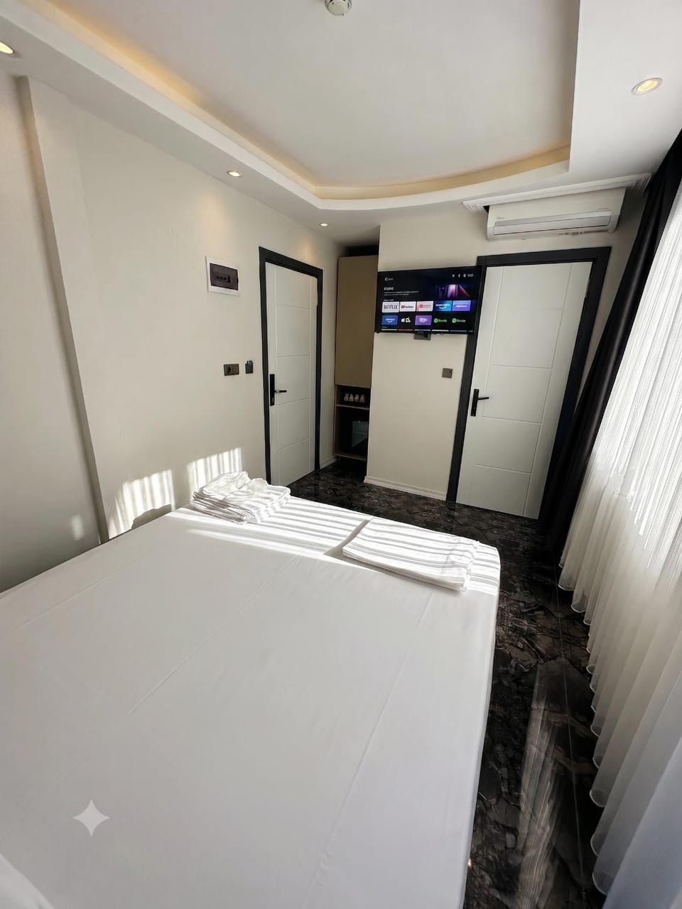 Bed, TV and multimedia, Coffee/tea facilities, Bedroom, minibar, towels, air conditioner