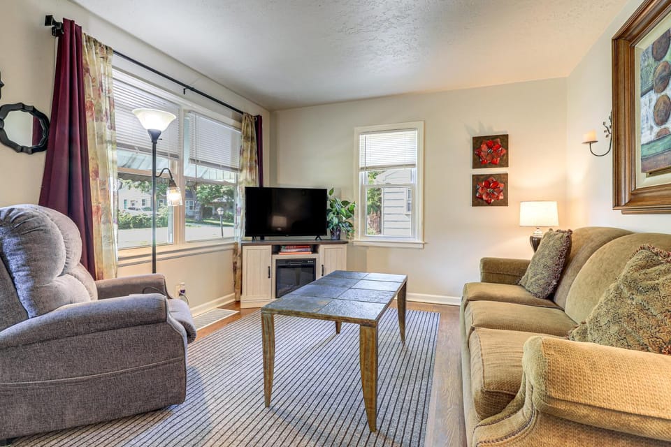 Great for Families! Independence Getaway w/ Yard House in Independence