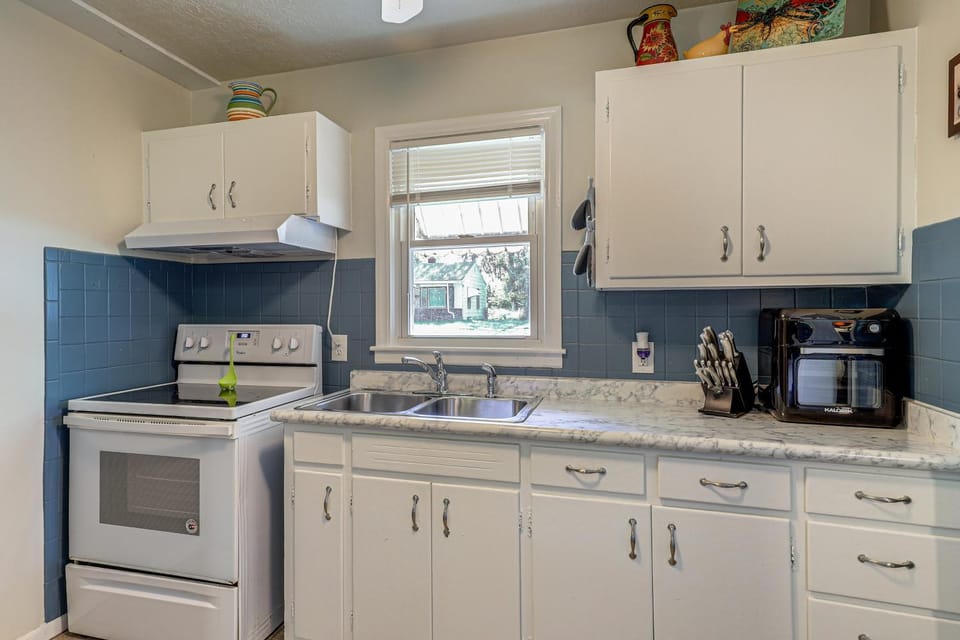 Great for Families! Independence Getaway w/ Yard House in Independence